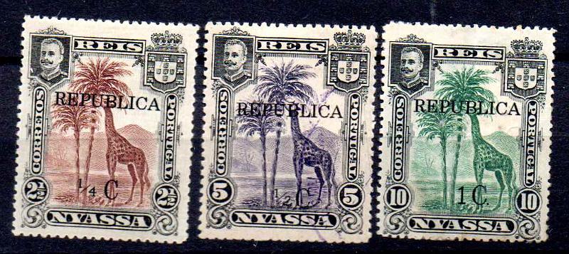 1069.jpg -     Lote:    1069                   Descrição:         1918 &mdash; D. Carlos I, com sobretaxa e sobrecarga REPUBLICA local. CE64/65, &frac14; c s/ 2 &frac12; reis, &frac12; c s/ 5 reis, 1 c s/ 10 reis verde. Todos com sobrecarga FALSA.        **       Valor Base:     &euro; 30,00     Valor Venda:     &euro;      
