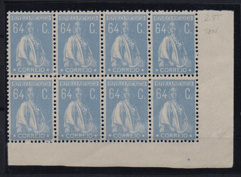 1216.jpg -     Lote:    1216                   Descrição:         1924/26 &mdash; Ceres. CE285, 64c azul ultramar, denteado 12x11 &frac12;. Bloco com 8 selos, canto de folha. Valor de catálogo &euro; 208,00.        ***       Valor Base:     &euro; 28,00     Valor Venda:     &euro;      
