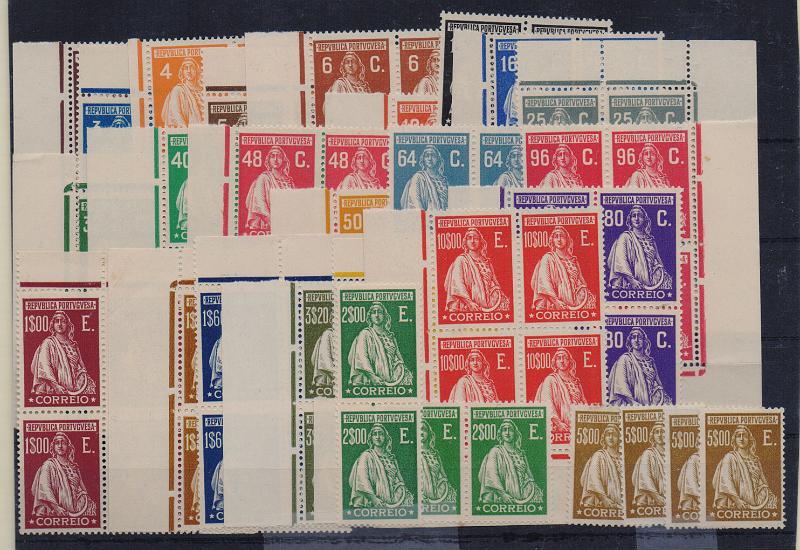 1229.jpg -     Lote:    1229                   Descrição:         1926 &mdash; Ceres. Emissão Londres. CE396/419. Série completa em quadras, com exceção dos selos de 2$00 (dois pares e 5$00 (4 selos isolados). Todos sem sinal de charneira exceto 1 selo de 2$00 e os selos de 5$00. Valor de catálogo &euro; 1.625,00.        ***/**       Valor Base:     &euro; 150,00     Valor Venda:     &euro;      