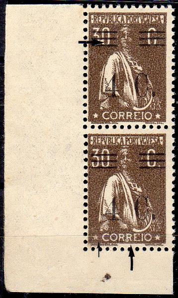 1242.jpg -     Lote:    1242                   Descrição:         1928/29 &mdash; Ceres com sobretaxa. CE452, 4C s/ 30C, papel liso, denteado 12x11 &frac12;. Par vertical com variedades de cliché MM VI (x40) e MM XXXIV (x20).        ***       Valor Base:     &euro; 10,00     Valor Venda:     &euro;      