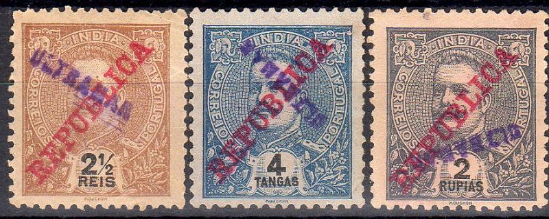 1472.jpg -     Lote:    1472                   Descrição:         1911 &mdash; D. Carlos I Mouchon, com sobrecarga REPUBLICA da Casa da Moeda. Lote composto por 3 selos de 2 &frac12; reis, 4 Tangas e 2 Rupias CE203, 210 e 215, todos com sobrecarga "ULTRAMAR" a violeta, aplicado nos selos recebidos da UPU no Ministério das Colónias.        *       Valor Base:     &euro; 15,00     Valor Venda:     &euro;      