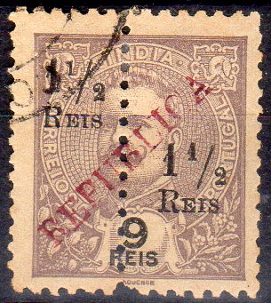 1480.jpg -     Lote:    1480                   Descrição:         1914 &mdash; D. Carlos I Mouchon, com sobretaxa e sobrecarga REPUBLICA local, perfurados ao meio. NÃO CATALOGADO. 1 &frac12; reis s/ 9 reis  lilás cinzento. Um selo com &frac12; tipo (4) e outro tipo (1).        O       Valor Base:     &euro; 15,00     Valor Venda:     &euro;      