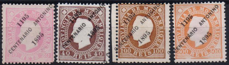1561.jpg -     Lote:    1561                   Descrição:         1895 &mdash; D. Luís I. Fita direita, com sobrecarga do Centenário Antonino. Lote de 4 selos de 20, 40, 100 e 200 reis CE43, 45, 47 e 48, com a sobrecarga deslocada.        *       Valor Base:     &euro; 30,00     Valor Venda:     &euro;      