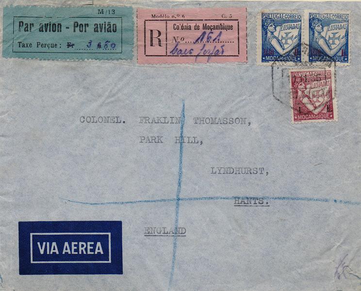 1594.jpg -     Lote:    1594                   Descrição:         1936 &mdash; Sobretaxa do Correio Aéreo. Legenda "Taxe Perçue". CE SCA5. Etiqueta M/13 em sobrescrito circulado registado de Cais Gorjão (11.11.36) para a Inglaterra, com o porte manuscrito de 3$80 + selos tipo Lusíadas de 1$40x2 + 1E, Interessante duplicação de porte entre a etiqueta e os selos.        Carta       Valor Base:     &euro; 20,00     Valor Venda:     &euro;      