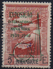 1597.jpg -     Lote:    1597                   Descrição:         1939 &mdash; Correio Aéreo. Império Colonial Português, com sobrecarga "Exposição Internacional de Nova York 1939-1940". CE 7A, 5$00. Selo com a sobrecarga a verde. FALSA, porém muito rara.        O       Valor Base:     &euro; 60,00     Valor Venda:     &euro;      
