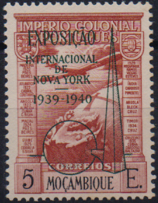 1598.jpg -     Lote:    1598                   Descrição:         1939 &mdash; Correio Aéreo. Império Colonial Português, com sobrecarga "Exposição Internacional de Nova York 1939-1940". CE 7ª, 5$00. Selo com a sobrecarga a verde. FALSA, porém muito rara.        ***       Valor Base:     &euro; 80,00     Valor Venda:     &euro;      