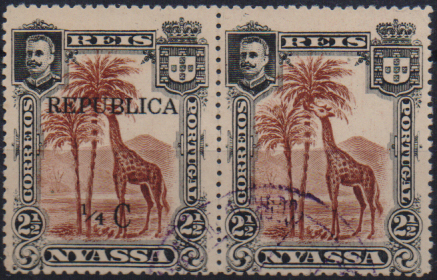1665.jpg -     Lote:    1665                   Descrição:         1918 &mdash; D. Carlos I, com sobretaxa e sobrecarga REPUBLICA local. CE64, &frac14; c s/ 2 &frac12; reis castanho vermelho. Par horizontal, com um selo sem a sobretaxa. Provavelmente falsos.        O       Valor Base:     &euro; 30,00     Valor Venda:     &euro;      