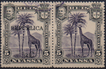 1667.jpg -     Lote:    1667                   Descrição:         1918 &mdash; D. Carlos I, com sobretaxa e sobrecarga REPUBLICA local. CE65, &frac12; c s/ 5 reis lilás malva. Par horizontal, com um selo sem a sobretaxa. Provavelmente falsos.        O       Valor Base:     &euro; 30,00     Valor Venda:     &euro;      