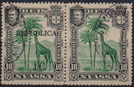 1669.jpg -     Lote:    1669                   Descrição:         1918 &mdash; D. Carlos I, com sobretaxa e sobrecarga REPUBLICA local. CE66, 1 c s/ 10 reis verde. Par horizontal, com um selo sem a sobretaxa. Provavelmente falsos.        O       Valor Base:     &euro; 30,00     Valor Venda:     &euro;      