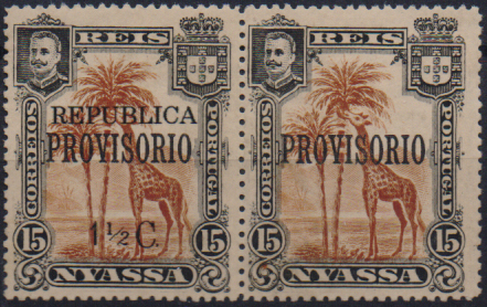 1670.jpg -     Lote:    1670                   Descrição:         1918 &mdash; D. Carlos I, com sobretaxa e sobrecarga REPUBLICA local. CE68, 1 &frac12; c s/ 15 reis PROVISORIO. Par horizontal, com um selo sem a sobretaxa. Provavelmente falsos.        *       Valor Base:     &euro; 20,00     Valor Venda:     &euro;      
