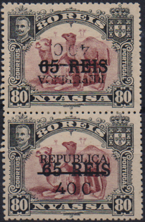 1672.jpg -     Lote:    1672                   Descrição:         1918 &mdash; D. Carlos I, com sobretaxa e sobrecarga REPUBLICA local. CE79, 40c s/ 65 reis s/ 80 reis lilás. Par vertical, com um selo com a sobretaxa invertida. Provavelmente falsa.        *       Valor Base:     &euro; 20,00     Valor Venda:     &euro;      