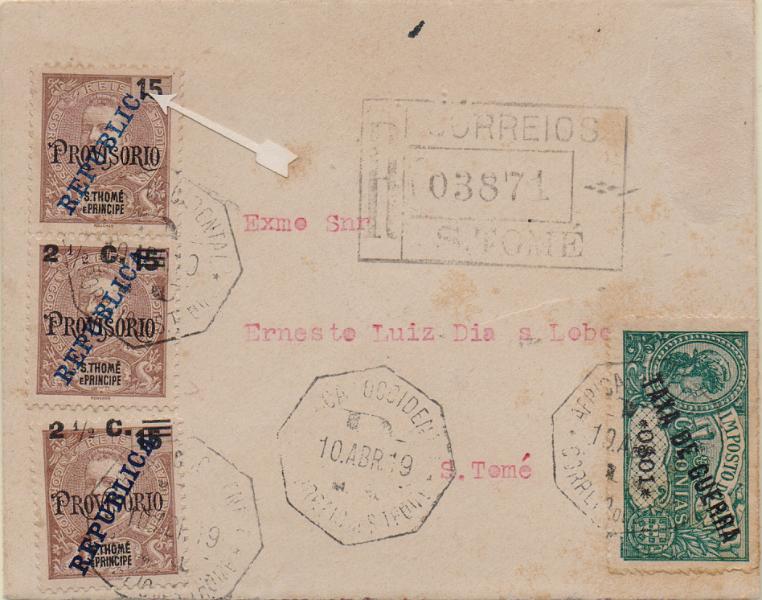 1718.jpg -     Lote:    1718                   Descrição:         1919 &mdash; D. Carlos I Mouchon com sobrecarga REPUBLICA e sobretaxa, tipografadas localmente + Taxa de Guerra. Sobrescrito circulado registado em S. Tomé (10.04.19) com par de selos + um simples de 2 &frac12; c s/ 15 reis CE227 + Taxa de Guerra de 0$01 CE1. O primeiro selo do par sem a impressão da sobretaxa e com a variedade "REPUBLIC" (não catalogada). MB e MR.        Carta       Valor Base:     &euro; 250,00     Valor Venda:     &euro;      