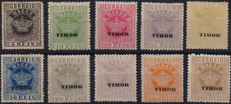 1728.jpg -     Lote:    1728                   Descrição:         1886 &mdash; Tipo Coroa. Selos de Macau, com sobrecarga TIMOR. CE 1/10. Série completa. Um selo com ponto de óxido. Lote a ver. Valor de catálogo &euro; 163,00.        **/*       Valor Base:     &euro; 30,00     Valor Venda:     &euro;      