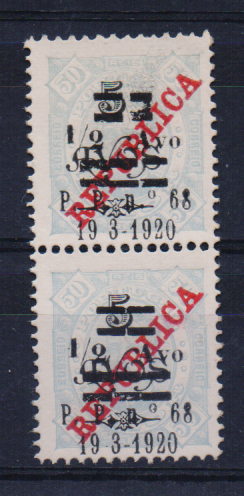1740.jpg -     Lote:    1740                   Descrição:         1920 &mdash; D. Carlos I. Selos de 1915, com sobretaxa. CE191, &frac12; avo s/ 15 avos s7 50 reis azul claro, denteado 11 &frac12;. Par vertical, com as sobrecargas com traços diferentes em cada um dos selos. Valor de catálogo &euro; 104,00.        *       Valor Base:     &euro; 20,00     Valor Venda:     &euro;      
