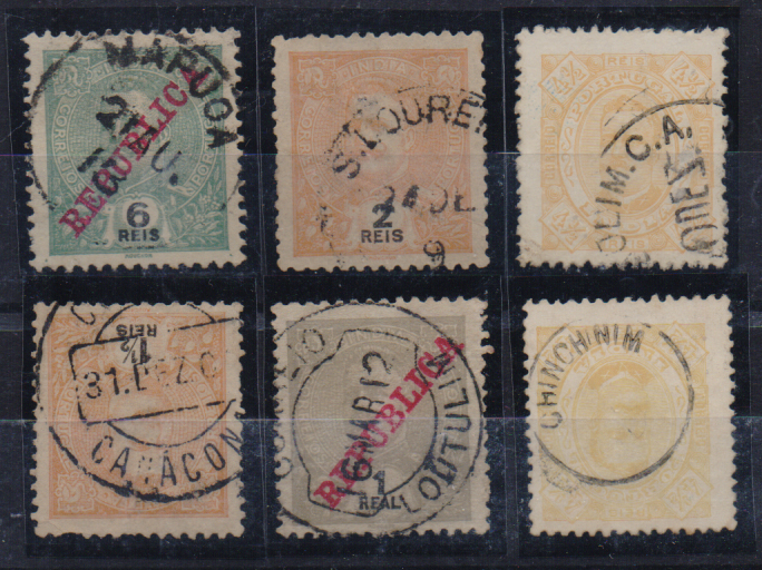1890.jpg -     Lote:    1890                   Descrição:         Marcofilia diversa. Lote com seis selos tipo D. Carlos I, obliterados com carimbos batidos a preto de: MAPUÇA, S. LOURENÇO, CAUSOLIM C.A., CANACONA, LOUTULIM e CHINCHINIM.        O       Valor Base:     &euro; 18,00     Valor Venda:     &euro;      
