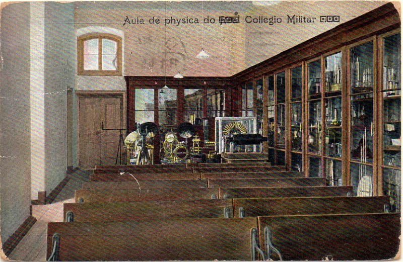 2279.jpg -     Lote:    2279      Lotes pelo Correio              Descrição:         Aula de physica do Collegio Militar. Colorido. Circulado.        PI       Valor Base:     &euro; 8,00     Valor Venda:     &euro;      