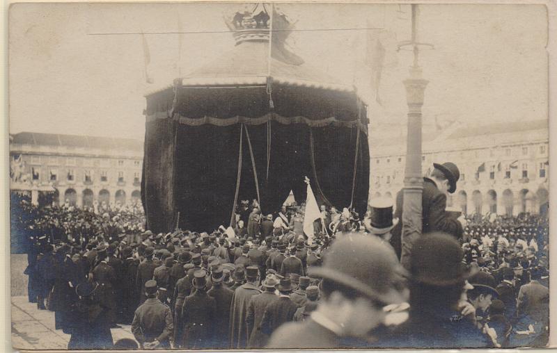 2290.jpg -     Lote:    2290      Lotes pelo Correio              Descrição:         D. Carlos I. Lote de dois postais ilustrados: Cerimónia Fúnebre no Terreiro do Paço e Visita de Eduardo VII a Portugal.        PI       Valor Base:     &euro; 10,00     Valor Venda:     &euro;      