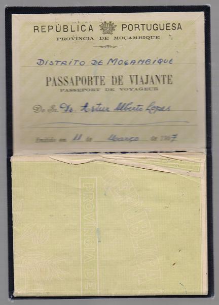 2353.jpg -     Lote:    2353      Lotes pelo Correio              Descrição:         Moçambique. Passaporte do viajante, emitido em 11.03.57, com estampilhas do IS de 90$00x2 e Assistência "Pelicano" de $20 verde.        DOC       Valor Base:     &euro; 30,00     Valor Venda:     &euro;      