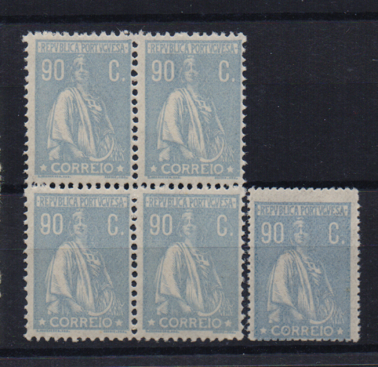 2668.jpg -     Lote:    2668      Lotes pelo Correio              Descrição:         1920/22 &mdash; Ceres, CE247, 90c azul claro. Lote composto por quadra em denteado 12x11 &frac12;, com selo do canto inferior esquerdo com variedade de cliché não catalogada + selo isolado em denteado 15x14,        ***       Valor Base:     &euro; 5,00     Valor Venda:     &euro;      