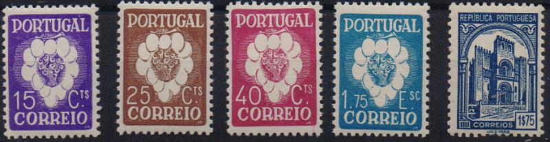 2734.jpg -     Lote:    2734      Lotes pelo Correio              Descrição:         1935/38 &mdash; Sé de Coimbra + Congresso da Vinha e do Vinho. CE575 + CE579/582. Valor de catálogo &euro; 211,00.        **       Valor Base:     &euro; 20,00     Valor Venda:     &euro;      