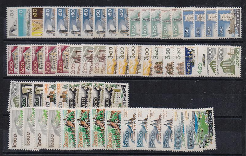 2828.jpg -     Lote:    2828      Lotes pelo Correio              Descrição:         1972 &mdash; Paisagens e Monumentos. CE1126/45. Série completa com 61 selos. Valor de catálogo &euro; 350,00.        ***       Valor Base:     &euro; 50,00     Valor Venda:     &euro;      