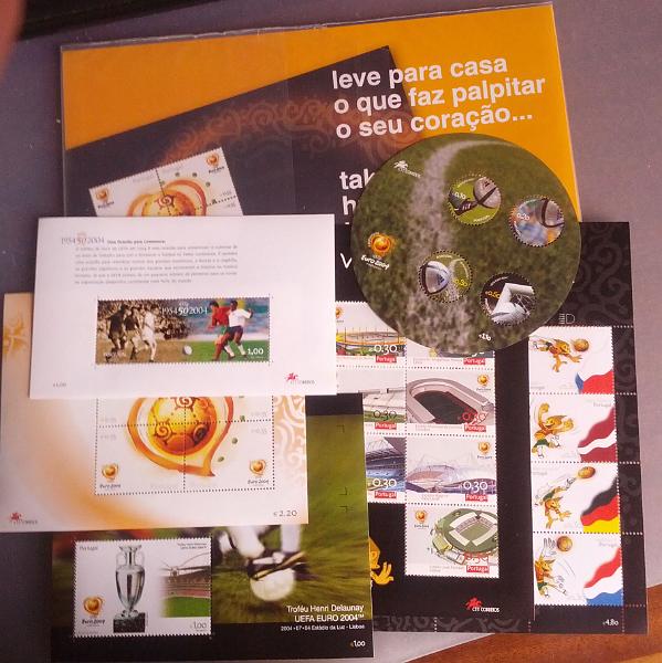2872.jpg -     Lote:    2872      Lotes pelo Correio              Descrição:         2004 &mdash; Campeonato Euro 2004. Lote constituído brochura contendo uma folha com os 9 selos da emissão oficial (CE269) + 6 blocos (CE268, 278, 288, 289, 291) + 1 FM (CE21). Valor de catálogo &euro; 69,30.        Lote       Valor Base:     &euro; 7,00     Valor Venda:     &euro;      