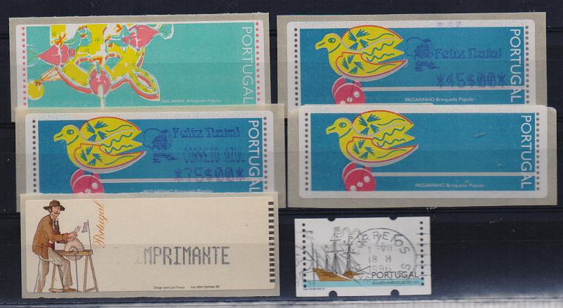 2885.jpg -     Lote:    2885      Lotes pelo Correio              Descrição:         1995/99 &mdash; Etiquetas. Lote composto por 6 etiquetas, incluindo CE ETQ10A, com taxa omissa; CE 12A (3), "Feliz Natal", 45$00, "Correio Azul" 75$00 e taxa omissa; "Galeão", usada; e "Amolador" com ".....Imprimante"                   ETQ       Valor Base:     &euro; 5,00     Valor Venda:     &euro;      