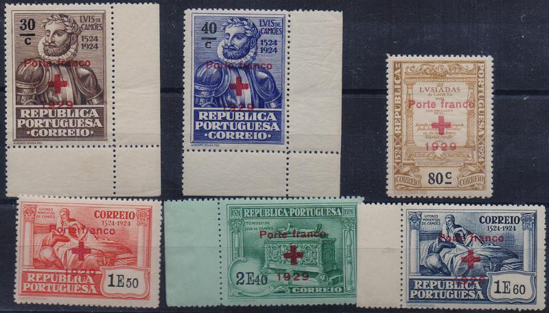 2975.jpg -     Lote:    2975      Lotes pelo Correio              Descrição:         1929/33 &mdash; Porte Franco. Cruz Vermelha. 4.º Centenário do Nascimento de Luís de Camões, com sobrecarga. CE CVP17/46. Cinco séries completas. Valor de catálogo &euro; 99,00.        ***       Valor Base:     &euro; 10,00     Valor Venda:     &euro;      