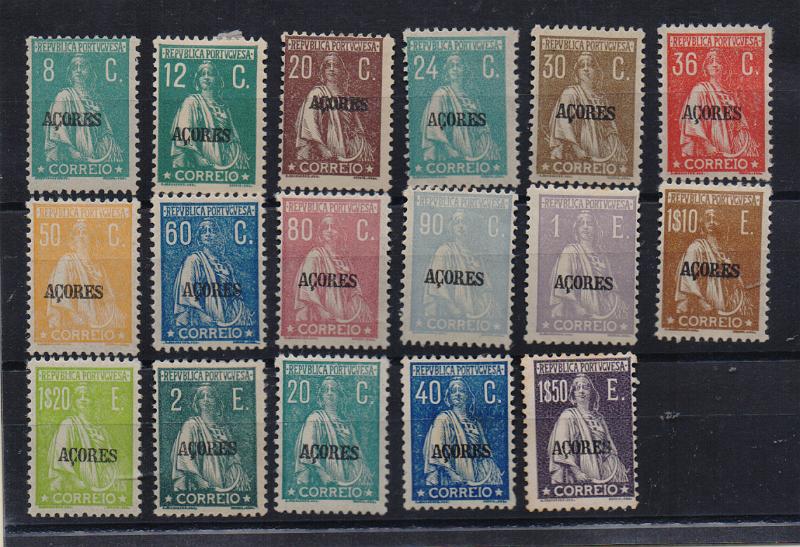 2993.jpg -     Lote:    2993      Lotes pelo Correio              Descrição:         192&frac12;4 &mdash; Ceres. Selos do Continente com sobrecarga AÇORES. Lote com 17 selos das duas emissões. Séries incompletas.        **       Valor Base:     &euro; 10,00     Valor Venda:     &euro;      