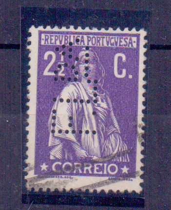0400.jpg -     Lote:    400                   Descrição:         Perfurados. 1912 &mdash; Ceres. 2 &frac12; C, CE211. papel porcelana, perfurado com "F. Lda" (Marques & Freitas Lda &mdash; Fiffes Ltd).        O       Valor Base:     &euro; 5,00     Valor Venda:     &euro; 12,00     