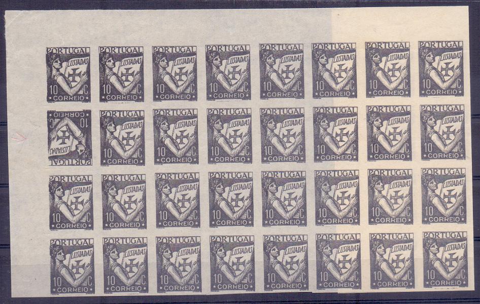 0550.jpg -     Lote:    550            Portugal       Descrição:         1931 &mdash; Lusíadas. Fragmento com 40 provas de folha de 100 provas em papel médio amarelado, sem goma, preto, da taxa de 10c. Um selo em "tête.beche", na 11.ª posição (1.º selo da 2.ª fila).        PRV       Valor Base:     &euro; 40,00     Valor Venda:     &euro; 40,00     
