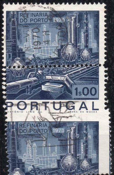0672.jpg -     Lote:    672            Portugal       Descrição:         1970 &mdash; Inauguração da Refinaria do Porto. CE1066, 1$00 azul. Par vertical com grande deslocação do denteado. B e R.        O       Valor Base:     &euro; 15,00     Valor Venda:     &euro; 42,00     