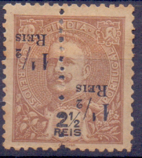 0724.jpg -     Lote:    724            Índia       Descrição:         1911/13 &mdash; D. Carlos I Mouchon, com sobretaxa, perfurados ao meio. CE233, 1 &frac12; s / 2 &frac12; reis castanho. Selo com a sobretaxa invertida, um das metades com sobretaxa tipo (4). Valor de catálogo &euro; 80,00.        *       Valor Base:     &euro; 15,00     Valor Venda:     &euro; 15,00     