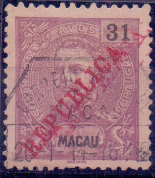 0734.jpg -     Lote:    734            Macau       Descrição:         1913 - D. Carlos I Mouchon, com sobrecarga REPUBLICA local. CE195, 31 avos. Selo com dupla sobrecarga e vestígios de uma terceira.        O       Valor Base:     &euro; 10,00     Valor Venda:     &euro; 100,00     