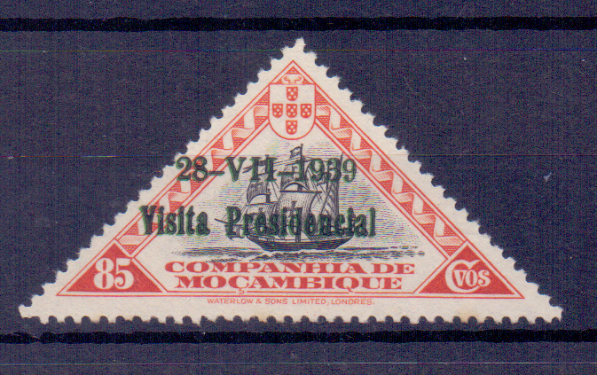 0765.jpg -     Lote:    765            Companhia de Moçambique       Descrição:         1939 &mdash; Motivos locais, com sobrecarga da "Visita Presidencial". CE195, 85c. Selo com dupla sobrecarga, uma a preto e outra a verde. Provável prova da sobrecarga.        *       Valor Base:     &euro; 15,00     Valor Venda:     &euro; 16,00     