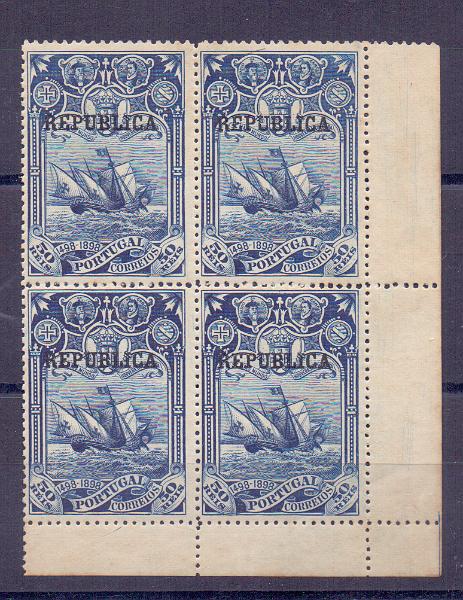 0891.jpg -     Lote:    891            Portugal       Descrição:         1911 &mdash; 4.º Centenário do descobrimento do caminho marítimo para a Índia. Selos postais do Continente com sobrecarga REPUBLICA. CE187, 50 reis azul. Quadra canto de folha, com goma original sem charneira. Valor de catálogo &euro; 52,00.        ***       Valor Base:     &euro; 15,00     Valor Venda:     &euro; 15,00     