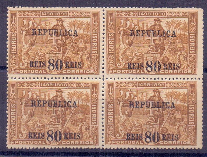 0892.jpg -     Lote:    892            Portugal       Descrição:         1911 &mdash; 4.º Centenário do descobrimento do caminho marítimo para a Índia. Selos postais do Continente com sobrecarga REPUBLICA. CE189, 80 s/ 100 reis. Quadra. Valor de catálogo &euro; 100,00.        ***       Valor Base:     &euro; 25,00     Valor Venda:     &euro; 25,00     