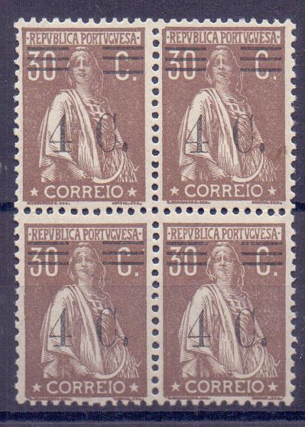 0945.jpg -     Lote:    945            Portugal       Descrição:         1928/29 &mdash; Ceres, com sobretaxa. CE452, 4c s/ 30c castanho, papel liso. Quadra com 1.º selo com barramento tipo XII e 2.º selo com fenda MM I. Valor de catálogo &euro; 75,00.        ***       Valor Base:     &euro; 15,00     Valor Venda:     &euro; 16,00     
