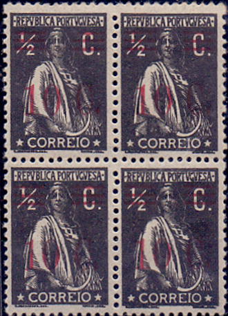 0947.jpg -     Lote:    947            Portugal       Descrição:         1928/29 &mdash; Ceres, com sobretaxa. CE454, 10c s/ &frac12; c preto. Quadra com um dos selos com barramento tipo XII no primeiro selo. Não catalogado neste valor.        ***       Valor Base:     &euro; 15,00     Valor Venda:     &euro; 15,00     
