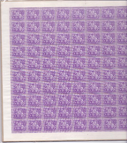 0982.jpg -     Lote:    982            Portugal       Descrição:         1953 &mdash; Cavaleiro Medieval. CE777, 50E violeta s/ violeta claro. Folha completa com 100 selos. Valor de catálogo &euro; 1.140,00.        ***       Valor Base:     &euro; 75,00     Valor Venda:     &euro; 90,00     