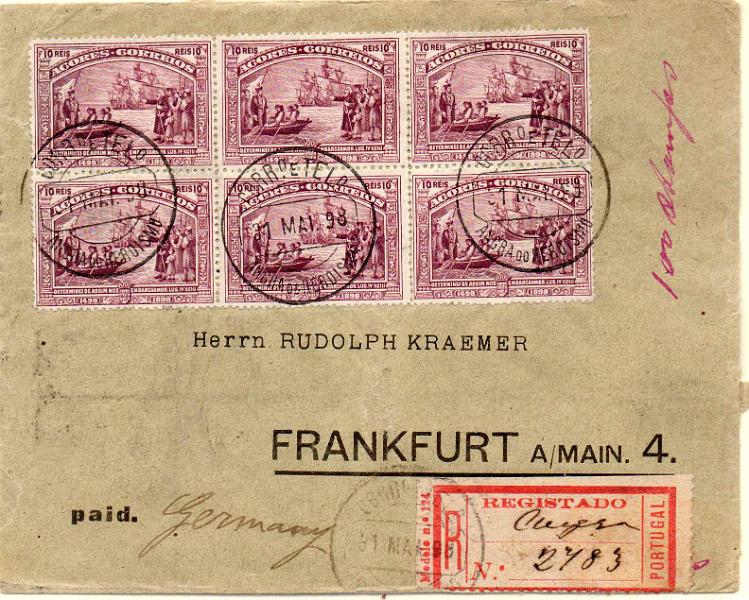 1038.jpg -     Lote:    1038            Açores       Descrição:         1898 - 4.º Centenário do Descobrimento do Caminho Marítimo para a Índia. CE90, 10 reis violeta. Sobrescrito circulado registado de Angra do Heroísmo (11.05.98) para a Alemanha (13.06.98) com trânsito por Lisboa (09.06.98) com bloco de seis selos na frente e bloco de 12 selos no verso, perfazendo o porte de 180 reis (2.º porte para o estrangeiros + prémio de registo).        Carta       Valor Base:     &euro; 150,00     Valor Venda:     Retirado     
