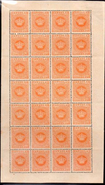 1076.jpg -     Lote:    1076            Angola       Descrição:         1870/77 &mdash; Tipo Coroa. CE8, 200 reis laranja, denteado 12 &frac12;. Folha completa com 28 selos. Valor de catálogo &euro; 308,00.        *       Valor Base:     &euro; 20,00     Valor Venda:     Retirado     