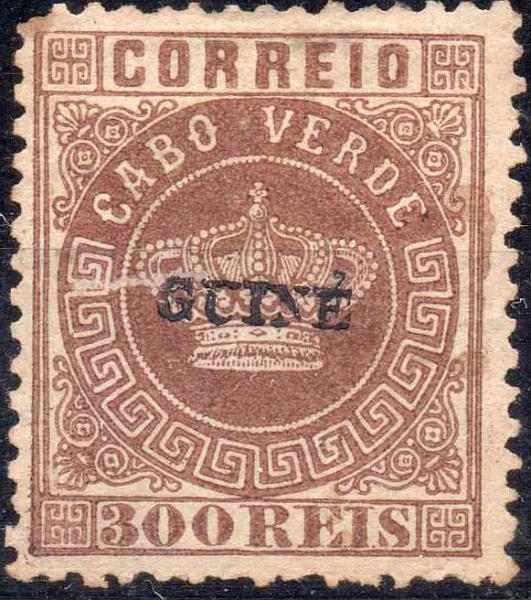 1139.jpg -     Lote:    1139            Cabo Verde       Descrição:         1879/82 &mdash; Tipo Coroa. Selos de Cabo Verde com sobrecarga pequena "GUINÉ". CE9, 300 reis. Exemplar assinado a lápis no verso, sem goma como emitido, sem reparações, com um canto ligeiramente curto e leve defeito horizontal, com boa cor e com a sobrecarga autêntica. Certificado de Peritagem de J. Miranda da Mota. Valor de catálogo &euro; 1.150,00.        *       Valor Base:     &euro; 150,00     Valor Venda:     &euro; 320,00     