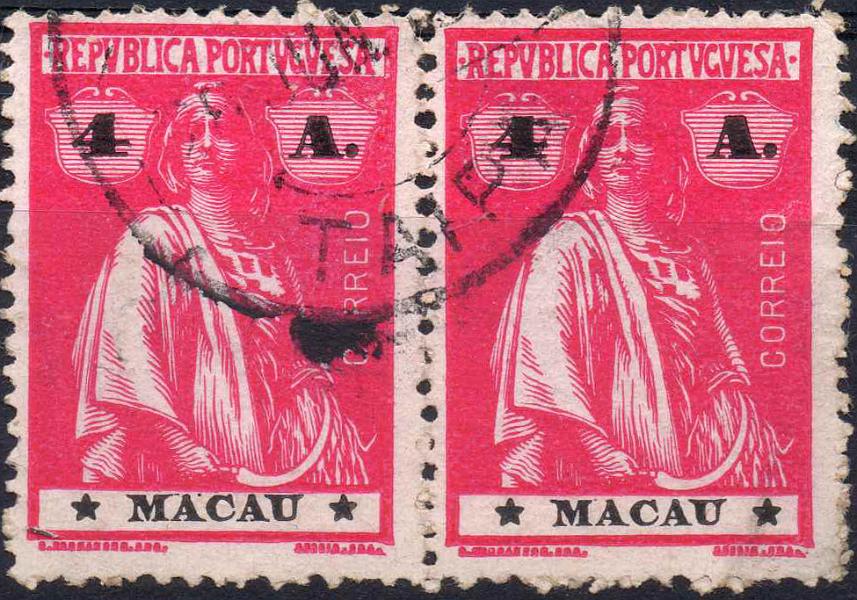 1216.jpg -     Lote:    1216            Macau       Descrição:         1913 &mdash; Ceres. CE213, 4 avos carmim, denteado 15x14, estrelas I/I. Par horizontal obliterado com carimbo batido a preto da "TAIPA".        O       Valor Base:     &euro; 15,00     Valor Venda:     &euro; 26,00     