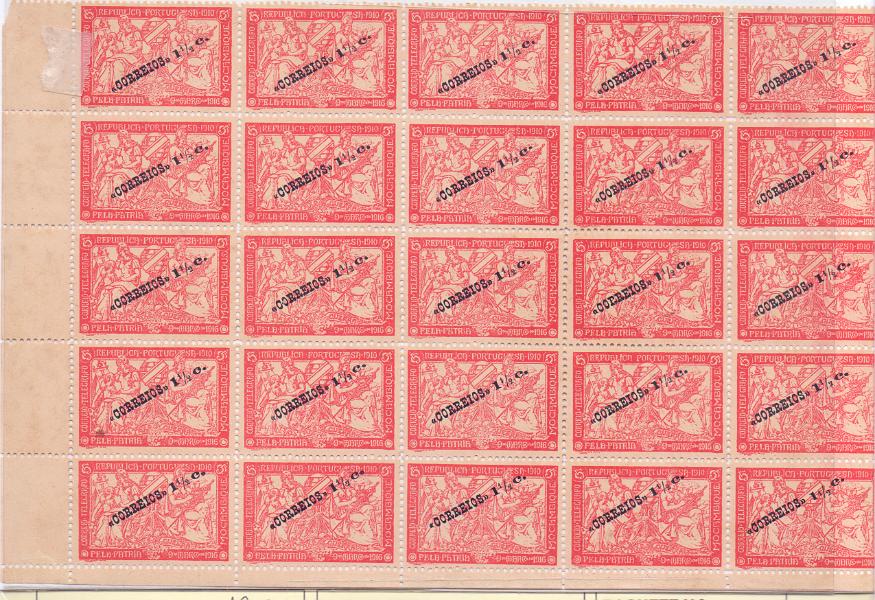 1255.jpg -     Lote:    1255            Moçambique       Descrição:         1918/20 &mdash; Taxa de Guerra. Selos do Imposto Postal com sobretaxa. CE202, 1 &frac12; c s/ 5c. Bloco com 25 selos com variedades "TELFGRAFO" e "PEPÚBLICA". Alguns pontos de óxido no verso. Lote a ver. Valor de catálogo &euro; 125,00.        ***       Valor Base:     &euro; 15,00     Valor Venda:     Retirado     