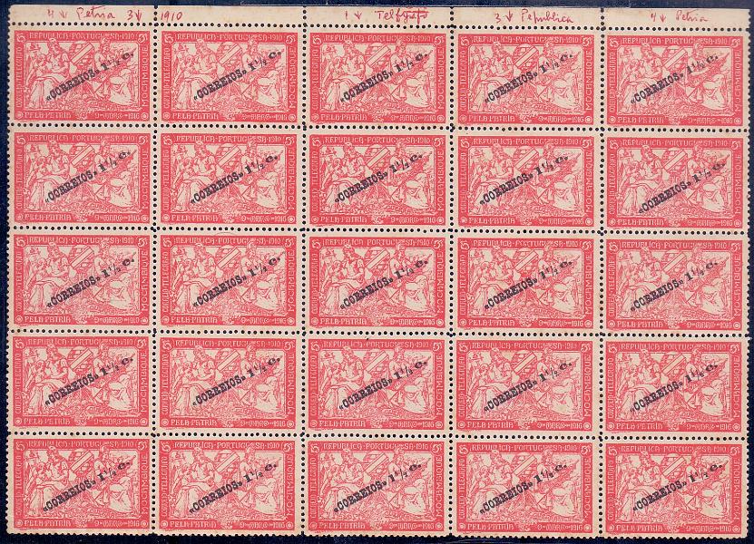 1257.jpg -     Lote:    1257            Moçambique       Descrição:         1918/20 &mdash; Taxa de Guerra, com sobretaxa. CE202, 1 &frac12; c s/ 5c. Bloco com 25 selos com as variedades PETRIA, PEPUBLICA, FELFGRAFO e 1910. Ligeiros pontos de óxido no verso.        ***       Valor Base:     &euro; 20,00     Valor Venda:     &euro; 42,00     