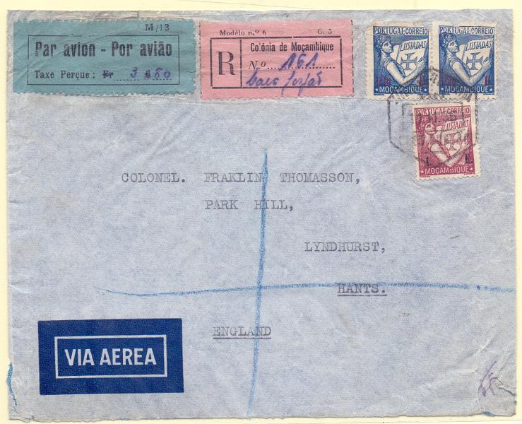 1270.jpg -     Lote:    1270            Moçambique       Descrição:         1936 &mdash; Sobretaxa do Correio Aéreo. Legenda "Taxe Perçue". CE SCA5. Etiqueta M/13 em sobrescrito circulado registado de Cais Gorjão (11.11.36) para a Inglaterra, com o porte manuscrito de 3$80 + selos tipo Lusíadas de 1$40x2 + 1E, Interessante duplicação de porte entre a etiqueta e os selos.        Carta       Valor Base:     &euro; 15,00     Valor Venda:     &euro; 16,00     