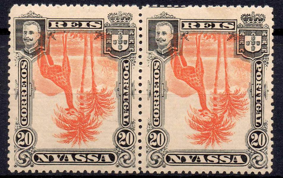1351.jpg -     Lote:    1351            Companhia do Niassa       Descrição:         1901 &mdash; D. Carlos I (girafa e camelos). CE31, 20 reis vermelho. Par de selos com centro invertido. Valor de catálogo &euro; 320,00.        ***       Valor Base:     &euro; 80,00     Valor Venda:     &euro; 80,00     
