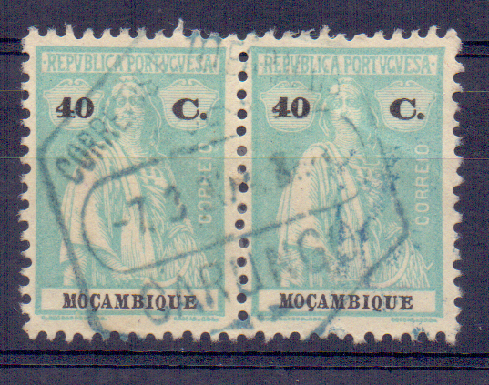 1564.jpg -     Lote:    1564            Moçambique       Descrição:         Carimbos hexagonais. 1922 &mdash; Ceres. CE242, 40c. Par com carimbo batido a preto de "CARUNGO". Raridade 7 AP.        O       Valor Base:     &euro; 10,00     Valor Venda:     &euro; 50,00     