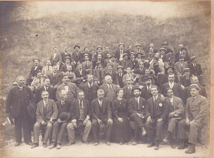 1597.jpg -     Lote:    1597                   Descrição:         Fotografia de 1917 com o pessoal da Administração Geral dos Correios e Telégrafos presos no Forte de Caxias, devido à greve dos telégrafos.        Foto       Valor Base:     &euro; 10,00     Valor Venda:     &euro; 16,00     